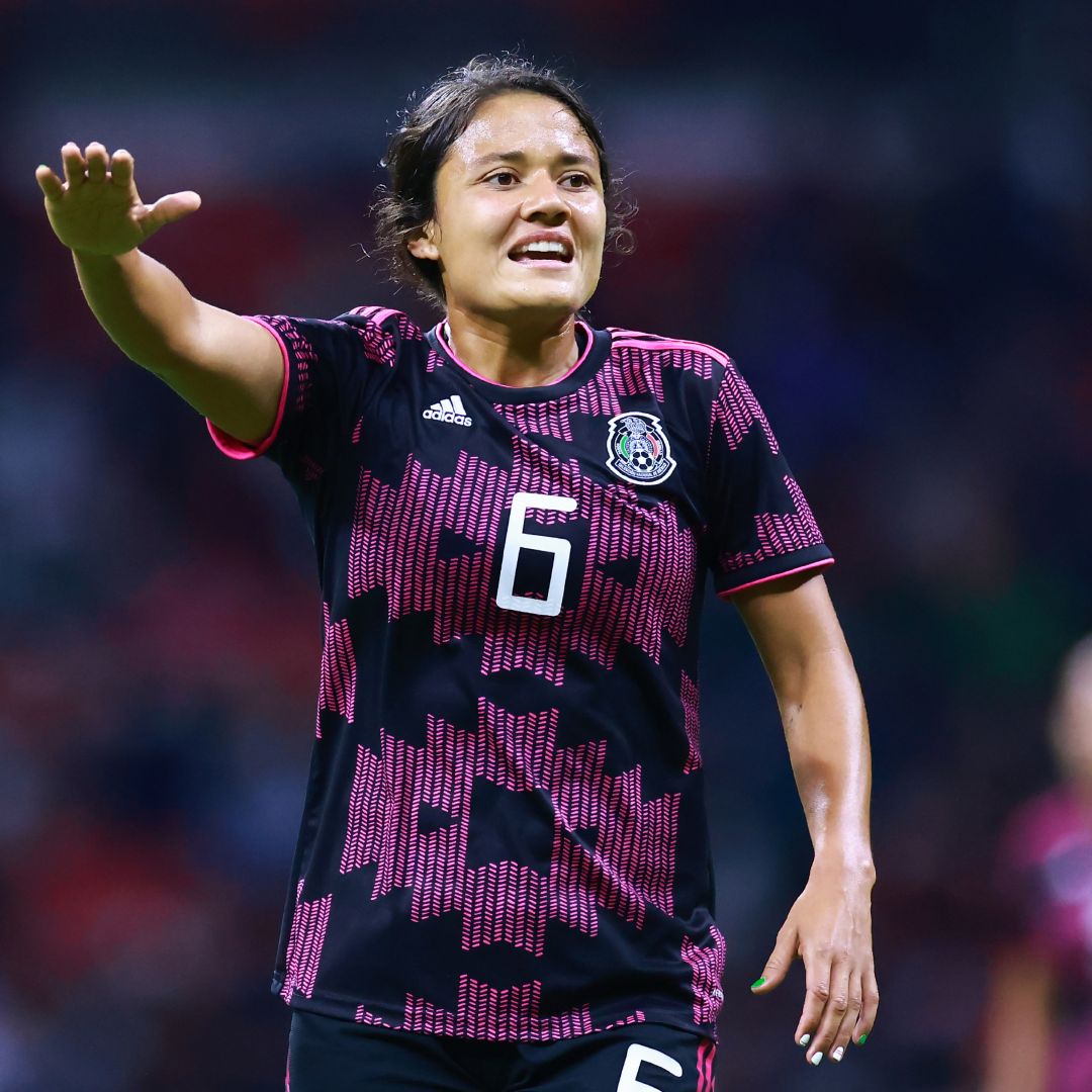 Rebeca Bernal en un partido con la selección femenil de México